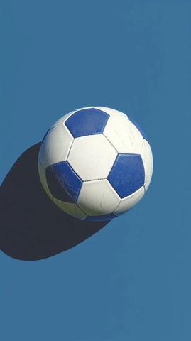 白色蓝色足球孤立深绿背景