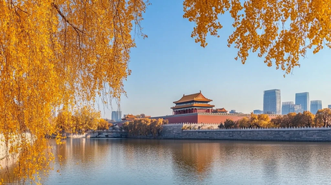 秋景中的故宫与护城河