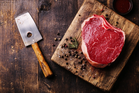 木质砧板上的优质牛排