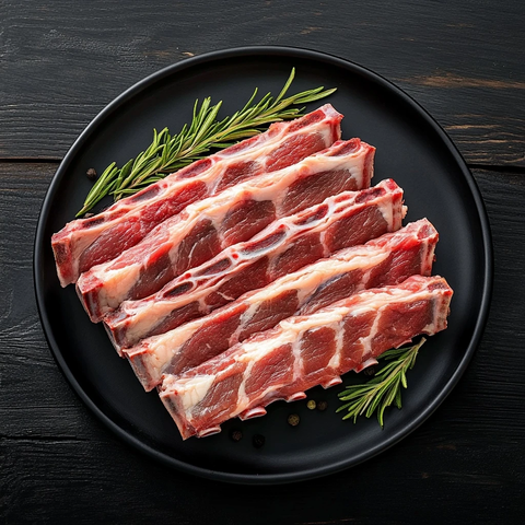 新鲜生羊排黑木盘顶视图