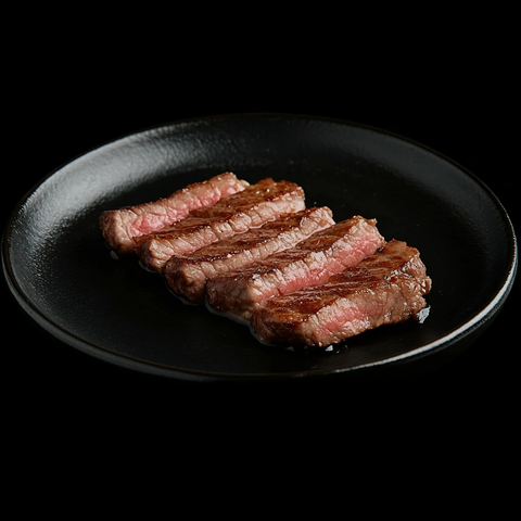 黑盘上的烤安格斯牛肉