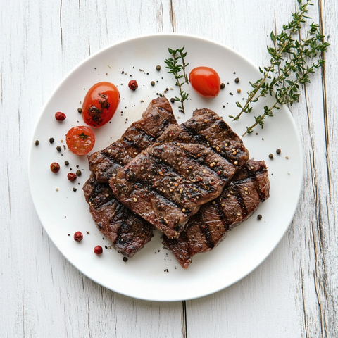 牛排胡椒木桌顶部视角