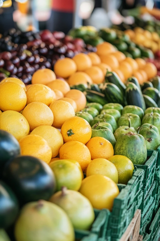 美食摊位游客品尝多样料理