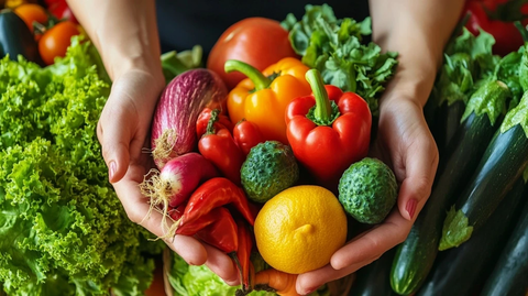 运动女孩享受健康蔬菜餐