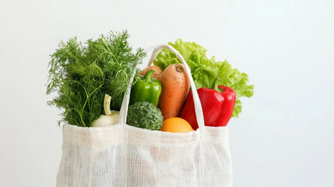 环保购物袋装满新鲜蔬果