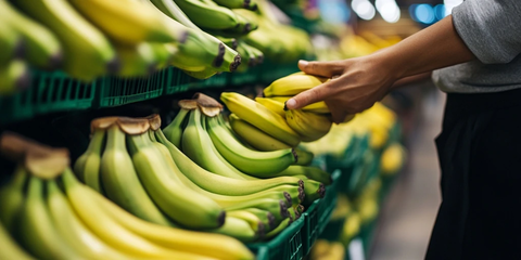 女子挑选香蕉