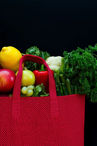 红色编织袋装满新鲜果蔬