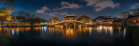 夜景中的中式古桥与建筑全景