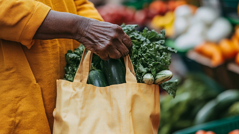 老妇手提环保袋装满蔬果