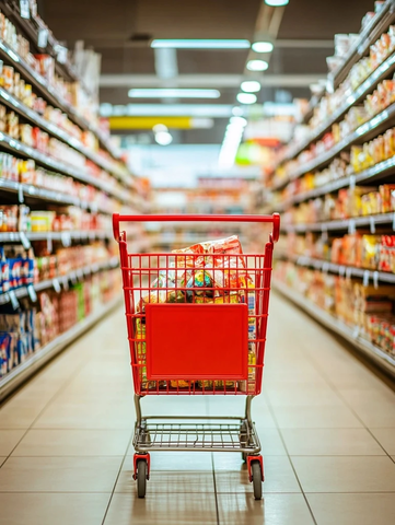 超市购物车内装满杂货的景象