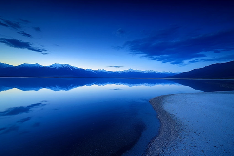 湖面山峰倒影白沙小岛