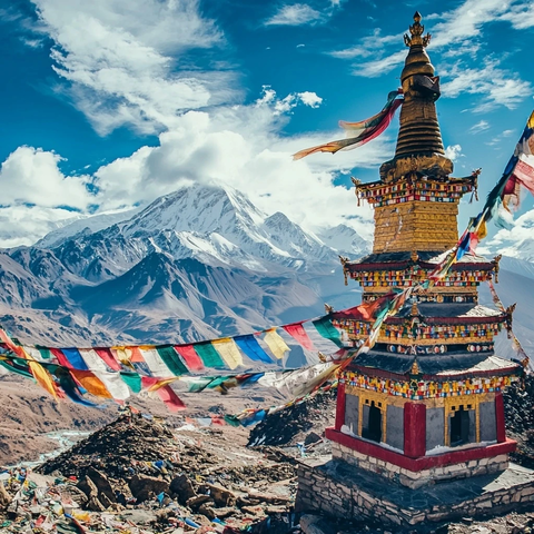 蓝天白云雪山寺庙旗