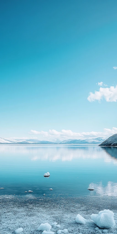 蓝调天空与平静水面前景
