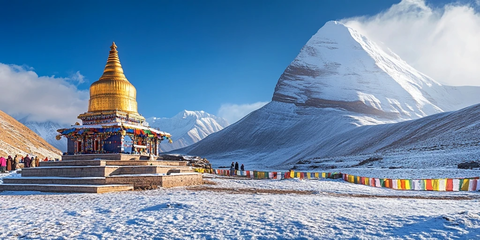 雪覆盖的山峰与朝圣者