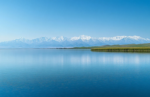 湖水草地雪山蓝天