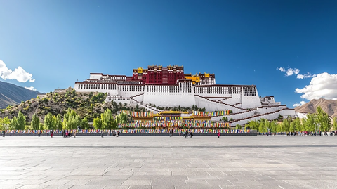 白红宫殿绿荫环绕