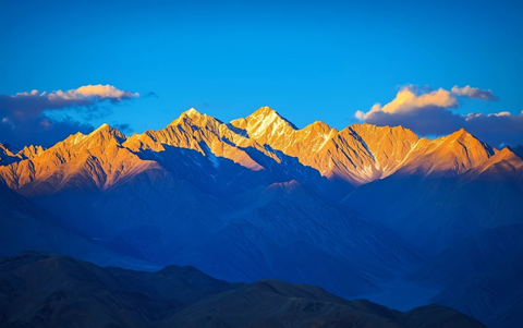 山脉阳光蓝天近景