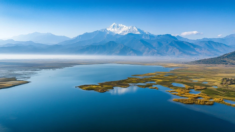 雪山倒影湖面宁静