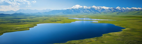 蓝湖绿草山脉雪峰