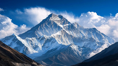 雪山峰顶日出景象