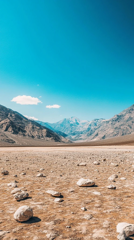 干裂土地与滑石山景