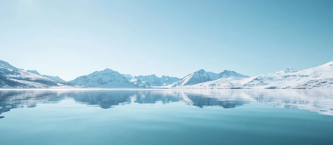雪山远景蓝色水域