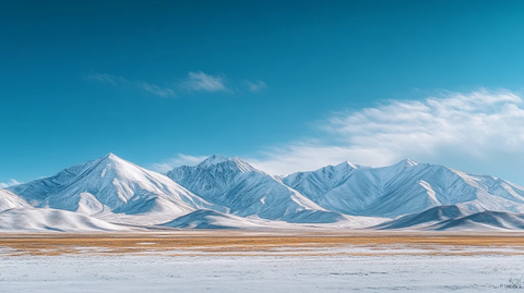 雪覆盖山峰蓝天背景