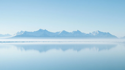 蓝水冰面雪峰倒影