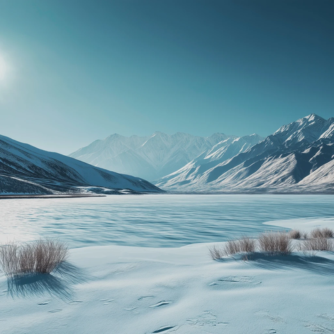 雪覆湖面环山峰