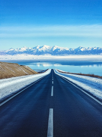 雪山湖泊冰封公路