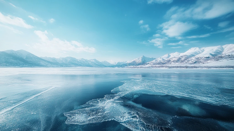 冰面裂纹湖水冻结远山雪景