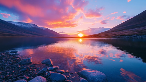 山巅湖面日落景色