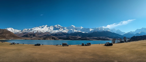 湖面雪山与车辆人群