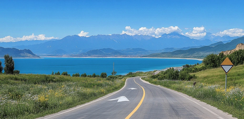 湖岸公路与远山风景