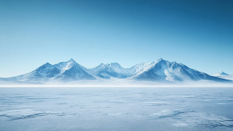 蓝天空雪山雾气