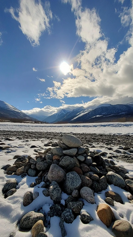 雪山云海岩石堆