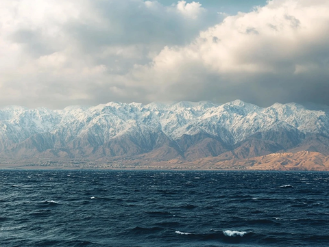 雪覆盖山峰海面云雾
