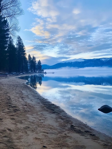 清晨湖面轻雾缭绕