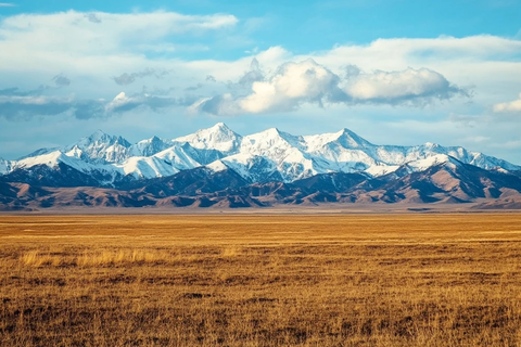 雪峰连绵高原壮阔