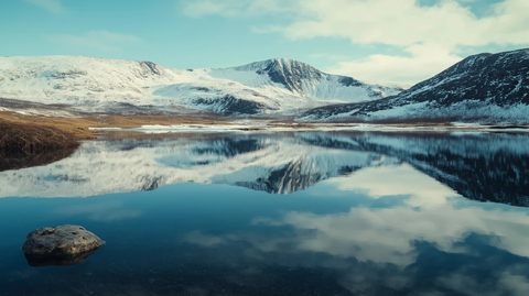 湖畔雪景与极地荒野