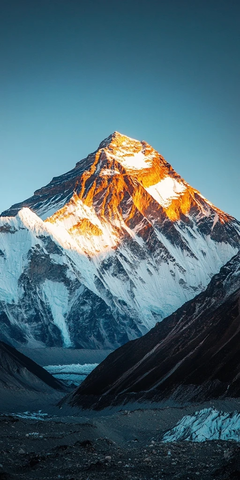 雪山高峰阳光照射岩石