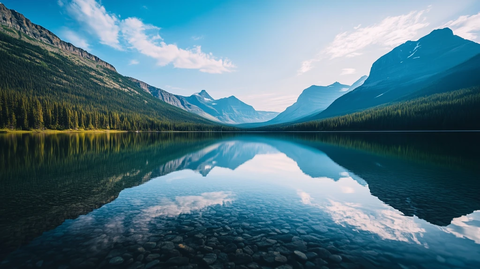 山峦湖水午后阳光