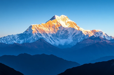 雪峰日出山影蓝天