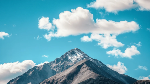 雪山峰顶蓝天白云