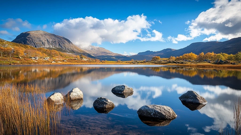 秋日湖面山石倒影