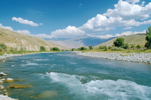 河水山脉蓝天背景