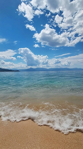 碧海蓝天金沙滩波浪轻拍
