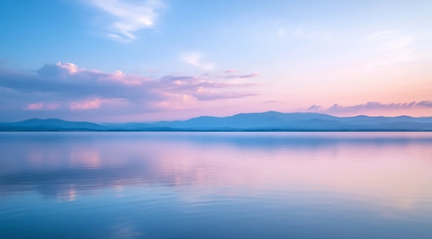湖面映云天远山静谧