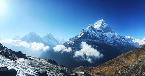 雪山云海蓝天相映