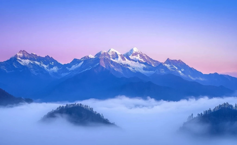 云海雪峰春景山涧薄雾缭绕